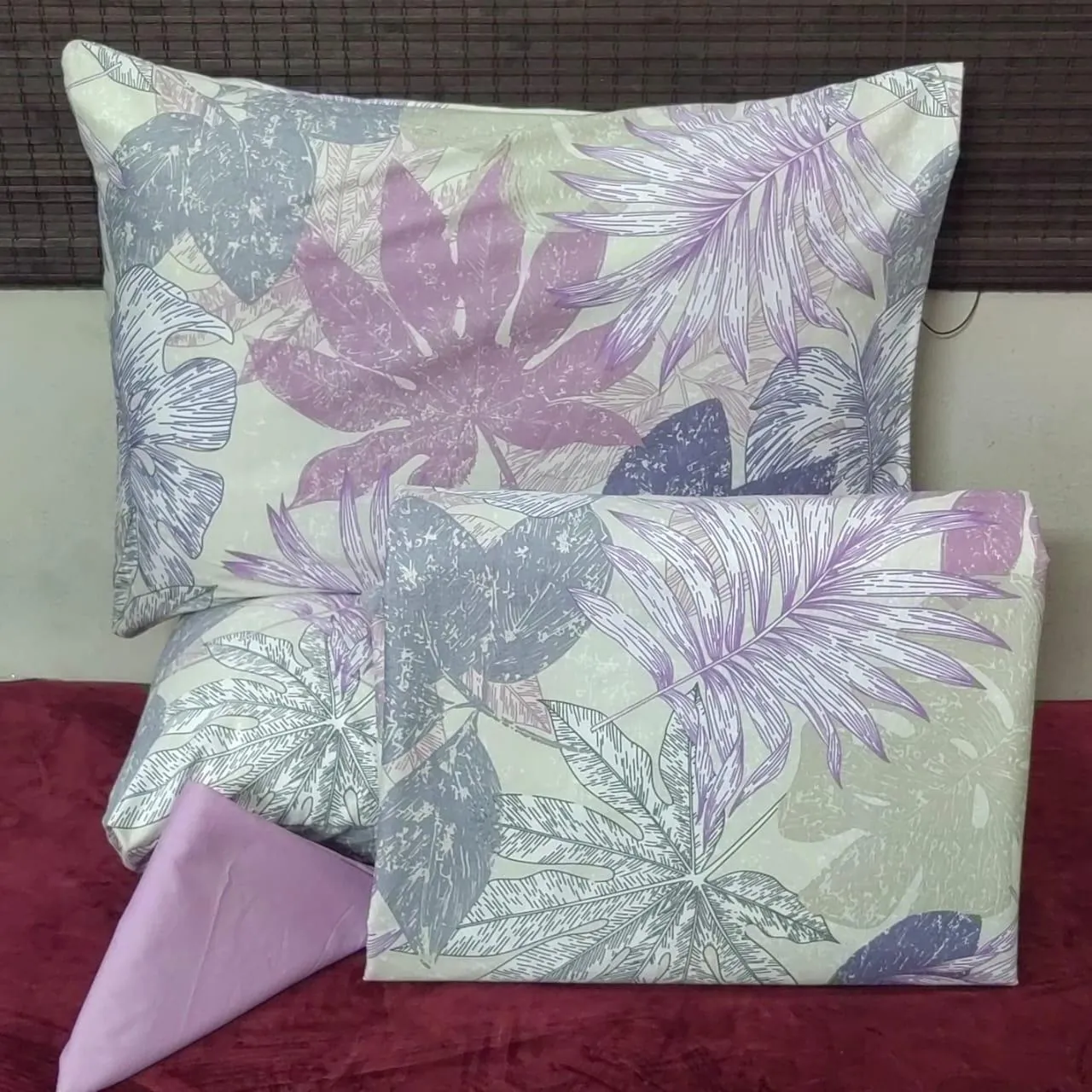 طقم ملاية سريركبير مقاس 240 سم × 260 خامه العامريه مخده 170*45 2 خدديه 52*72*