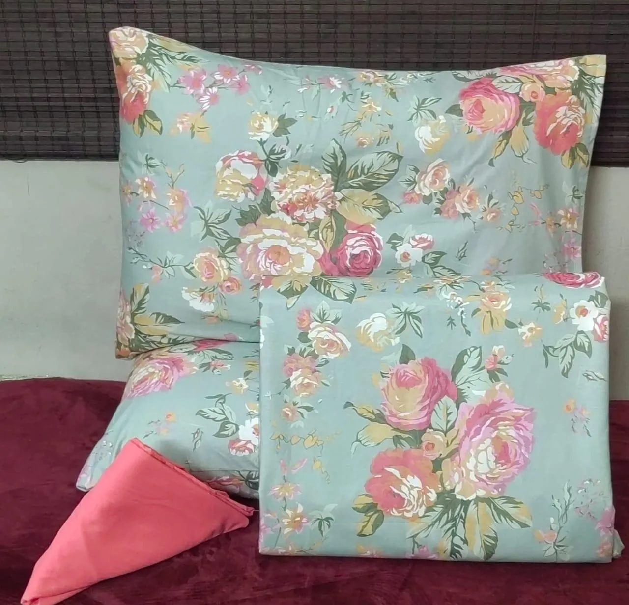 طقم ملاية سرير كبير مع كيس وسادة مكون من 4 قطع -ملايه 240*260.....مخده 170*45 ...2 خدديه 52*72* خامه العامريه