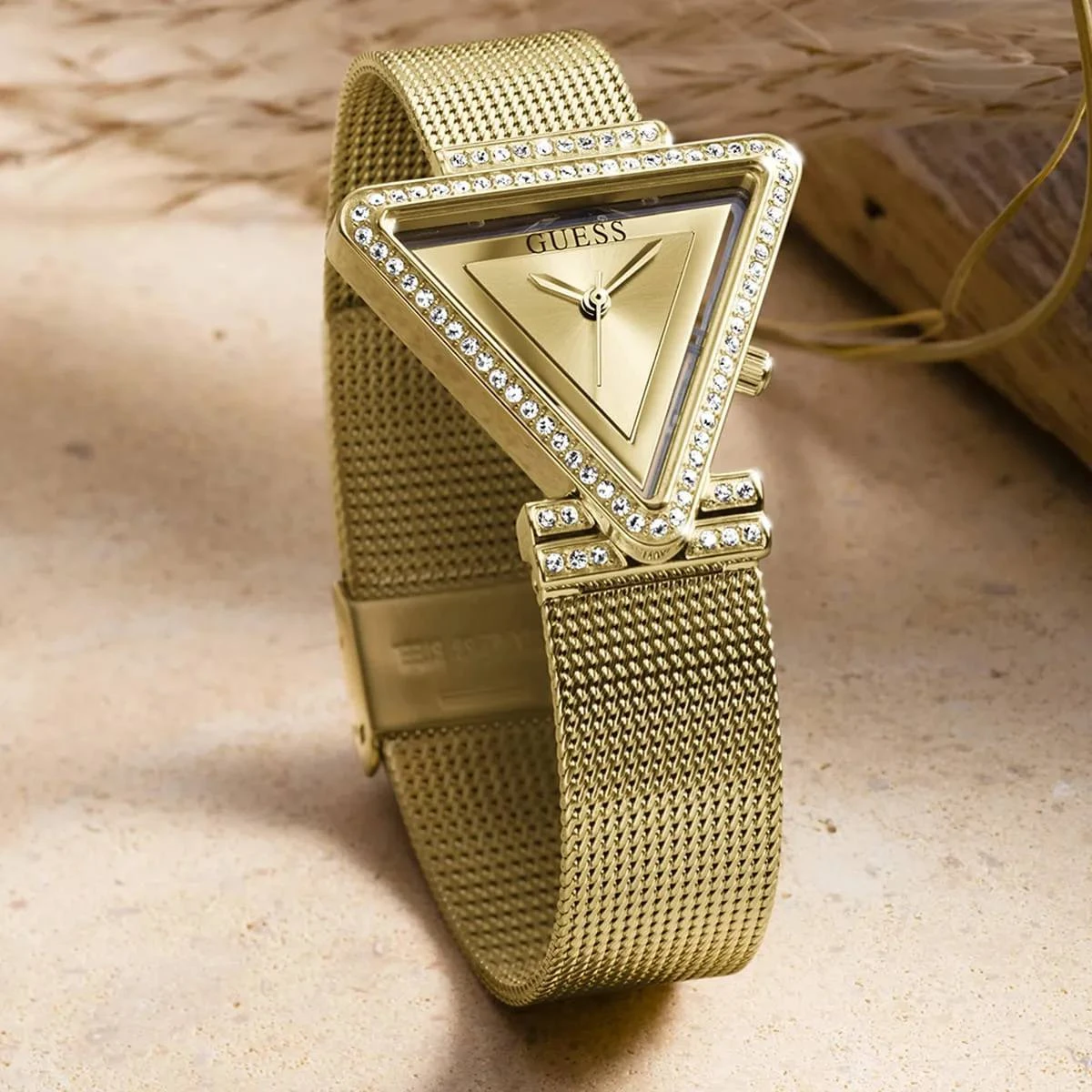 ساعة نسائية من ماركة GUESS، بتصميم مميز جدًا: