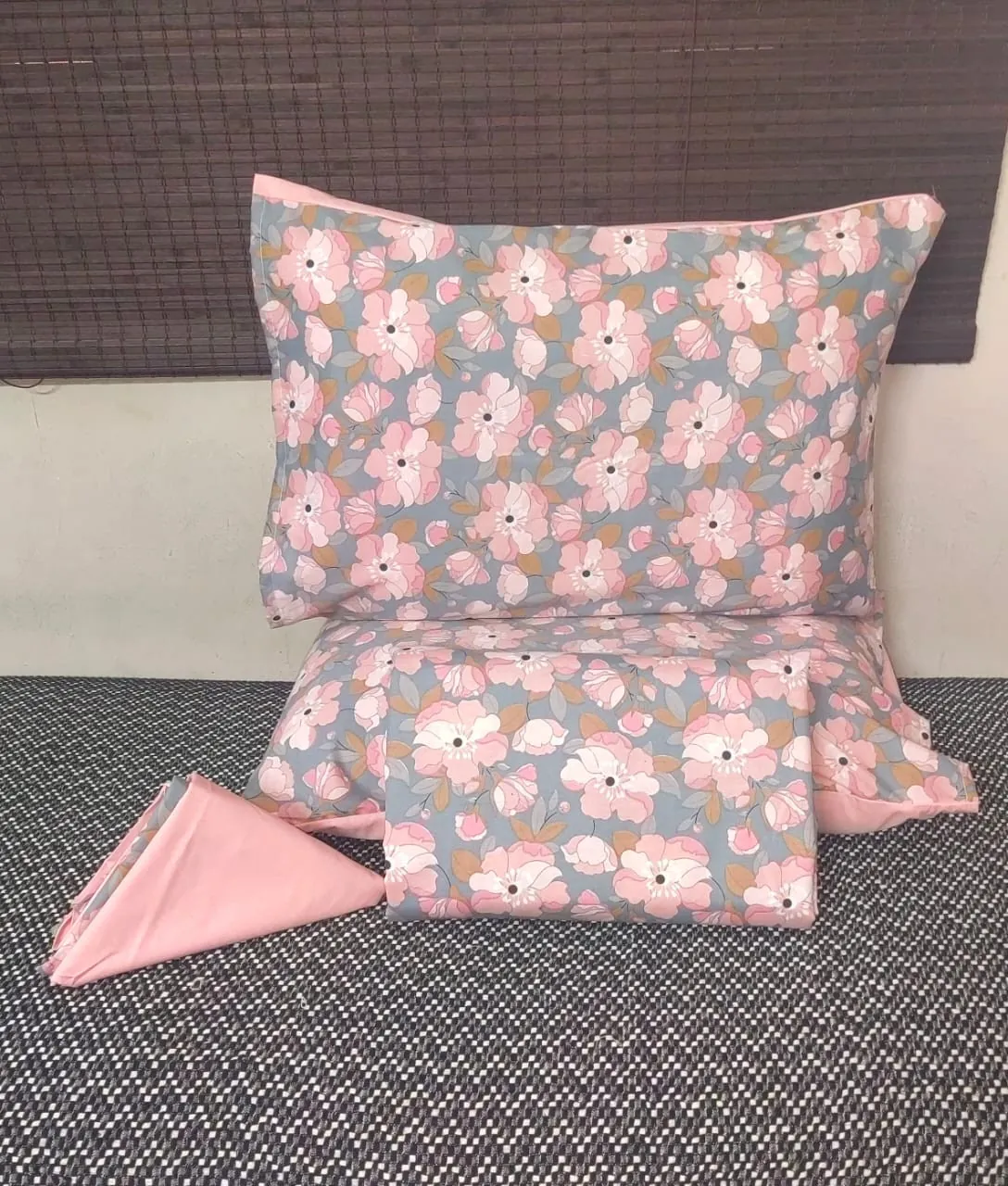 طقم 4 قطع، ملاية مقاس 240×260 + 2 خدادية مقاس 52×72 + 1 مخدة مقاس 170×45، مطرز قطن 100% معالج ضد الوبرة والانكماش، "بينك