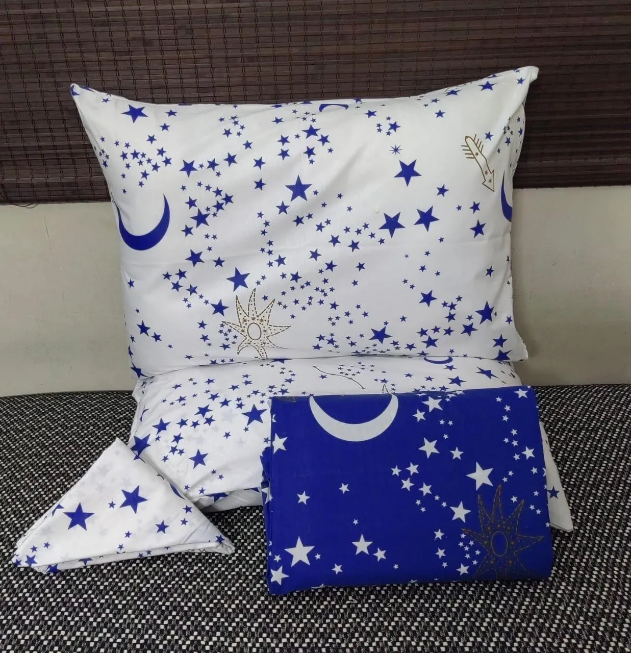 طقم سرير مطبوع  - 4 قطع لسرير مزدوج - 1 ملاية مسطحة (240 سم × 260 سم) +  خده 170*45 ...2 خدديه 52*72* خامه العامريه