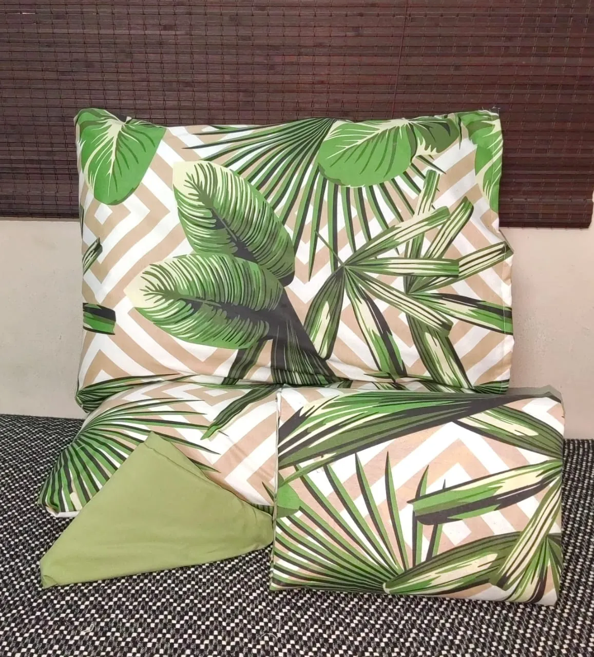 طقم ملاية سرير قطن تركى  - مقاس كبير -4 قطع --1 240*260 سم - 2 كيس مخدده 170*45 - خدادية 52*72 -جودة عالية سادة متعدد