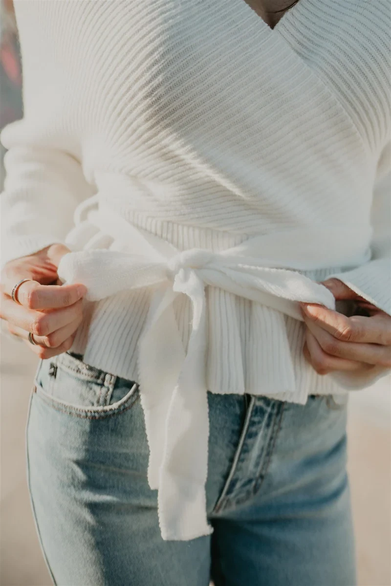 Comfortable and flexible wool sweater with dropped shoulder knot detail