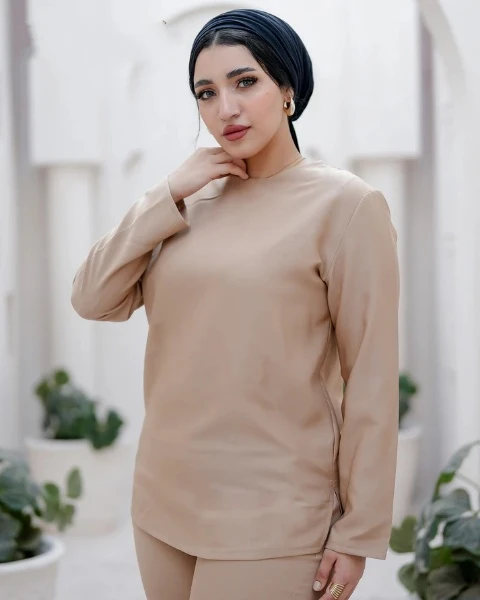 بلوزة بيسك بأكمام لون جملي