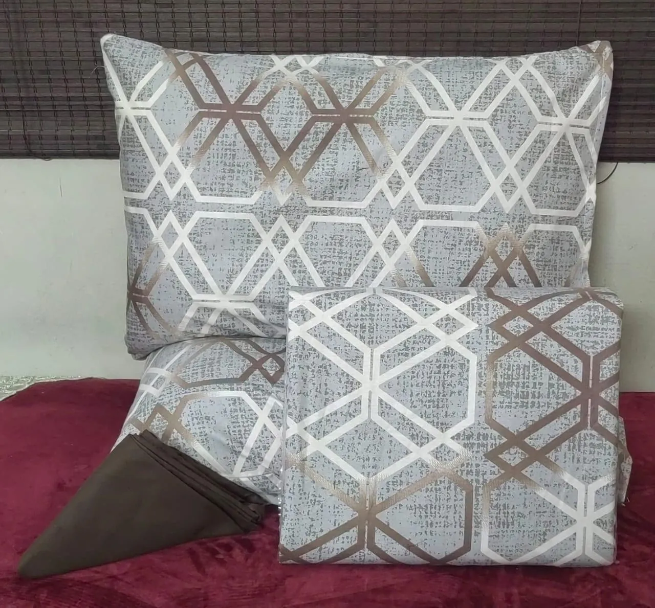 طقم ملايات سرير كبير مكون ملاءة 260×240 سم وغطائي خد 52×72 وسادة 45×170 4 قطع