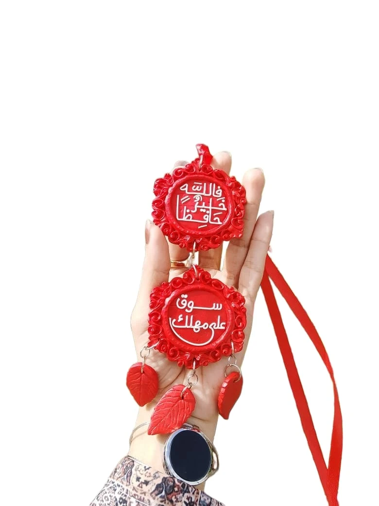 دلايه سيارات باللون الاحمر