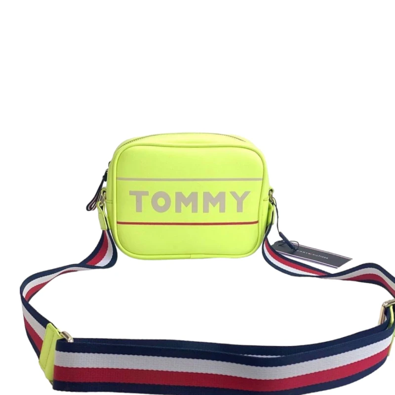 شنطه من تومي هيلفيغر للنساء