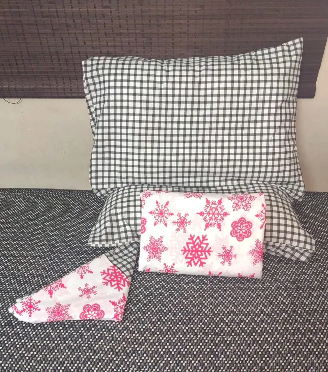 طقم سرير كبير 4 قطع ملاية مقاس 240×260 + 2 خدادية 52×72 + 1 مخدة 170×45   مخلوط 70% قطن 30% بوليستر معالج ضد الانكماش والوبرة