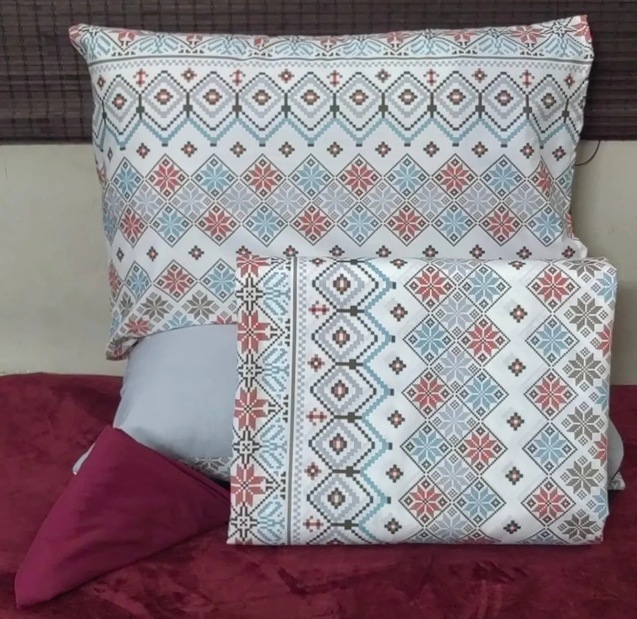 طقم ملايات قطن مطرز مكون من 4 قطع مقاس 260 × 240 سم وغطاءين للخد 52 × 72 سم وغطائي وسادة 45 × 170 سم