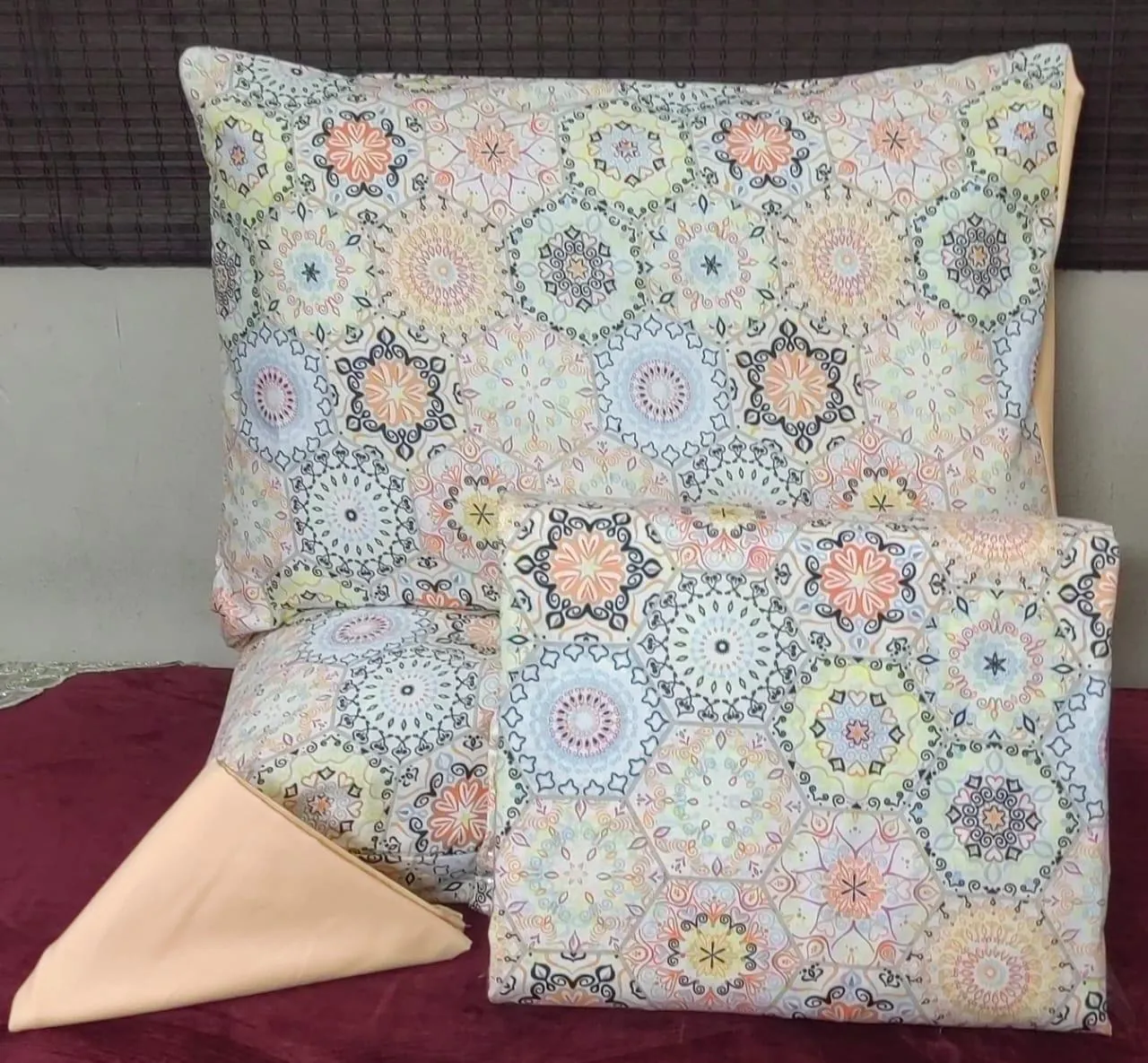 طقم ملاية سرير كبير 240×260 سم مكون من 4 قطع مخده 170*45 ...2 خدديه 52*72* خامه العامريه