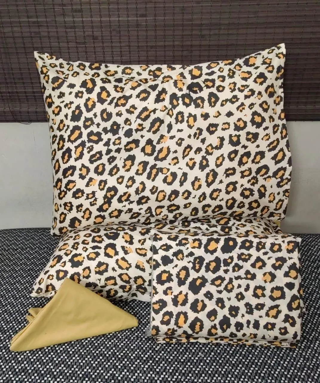 طقم ملاية سريركبير - مقاس كبير -4 قطع -1 240*260 سم - 2 كيس مخدده 170*45 - خدادية 52*72